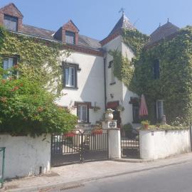 Sunset House Chambres de Hotes، فندق في Magnac-Laval