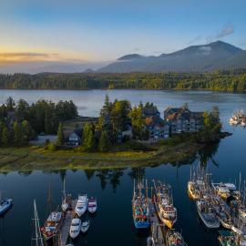 Waters Edge Shoreside Suites, хотел в Уклуелет