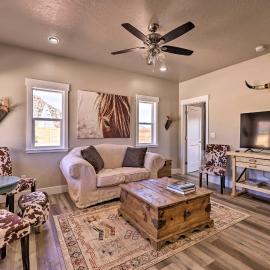 Quiet Kanab Home w/ Panoramic Views & Porch!, hotel di Kanab