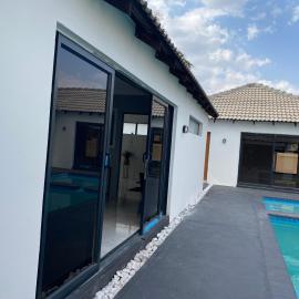The King's Court Guest Manor, hotelli kohteessa Bela-Bela