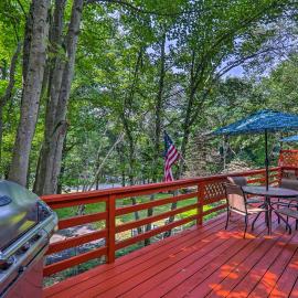 Fire Pit & Community Perks: Blakeslee Cottage!، فندق في Blakeslee