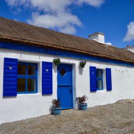 Beautiful Donegal Thatched Adderwal Cottage with Hot Tub, hotel en Doochary