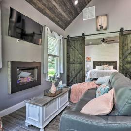 Cozy Spring Branch Cottage in Hill Country!, hotell sihtkohas Spring Branch