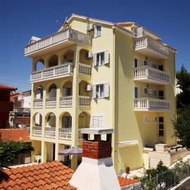 Apartments Zdravko, hotel in Trogir