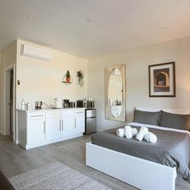 Awesome Balboa and Downtown View with Cozy Patio, hotel in San Diego
