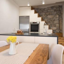 Romantic stone house in historic center of Vrbnik, готель у місті Врбник