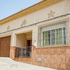 5 Bedroom Beautiful Home In Algamitas, hotel v destinácii Algámitas