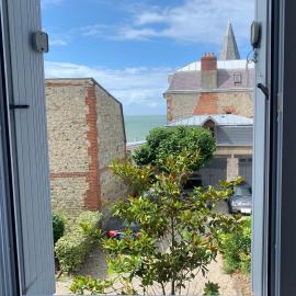 Studio vue mer à 2 min de la plage โรงแรมในวิลเลอร์วิลล์