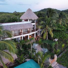 Alive Beach House – hotel w mieście El Tránsito