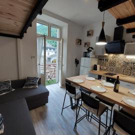 Appartement mezzanine 5 personnes avec balcon vue sur la montagne, Hotel in Cauterets