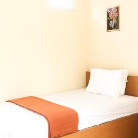 Muzdalifa Syariah near Alun Alun Gresik Mitra RedDoorz, hotel a Lumpur