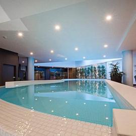 Luxe 2BR Executive Apartment Kingston Pool Parking WiFi BBQ Wine, hotel in Kingston 