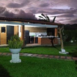 Inviting 14-Bed Villa Sleeps 29 Parking, hotel in Toro