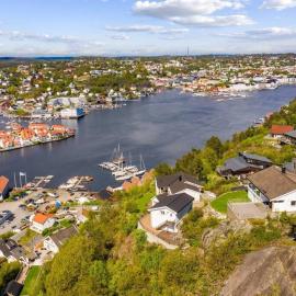 Apartment with amazing views - free parking, hotel in Arendal