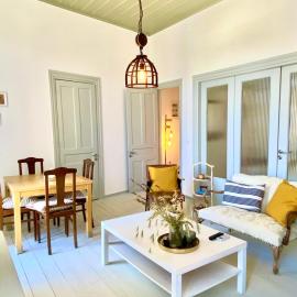 Traditional Stone House in Chandrinos, hotel i Khandrinós