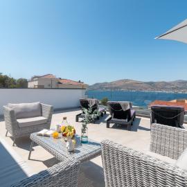 Vila uz more, hotel v destinaci Okrug Gornji