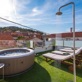 Apartments Stella Mariela โรงแรมในชิเบนิก