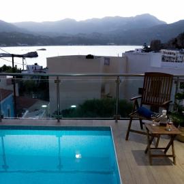 Sunset brand new luxury apt with pool & sea view, hotel a Càrpatos