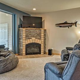 Gold Beach Townhome with Ocean Views & Sunroom!