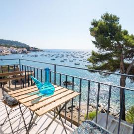 Precioso apartamento en primera línea de mar en Calella de Palafrugell, готель у місті Калелья-де-Палафружель