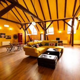 The Attic - Large Open-Space in the Old Town of Brasov, minutes away from The Black Church