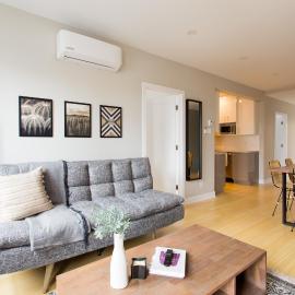 Little Italy - Trendy Little Italy 3 Bedroom Condo, Hotel in Montreal