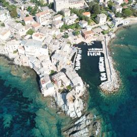 Une grande terrasse sur la mer