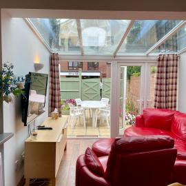 Somers 4 bed House off road parking pet friendly