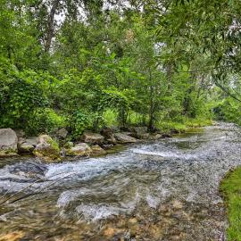 Central Creekfront Spearfish Apt by City Park, hotel en Spearfish