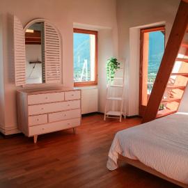 Wisteria House - Holiday Apartment, hotel in Cadenazzo