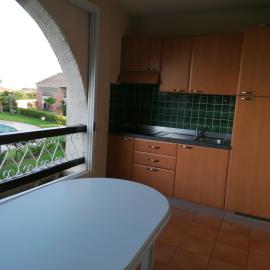Appartement les pieds dans l'eau 300 m plage - 2 piscines, hotel in Linguizzetta