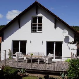 Superior - Ferienhaus am Engelsbach mit Pool im Thüringer Wald, Hotel in Engelsbach