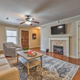Charming Springdale Townhome ~ 5 Mi to Dtwn!, hotel a Springdale
