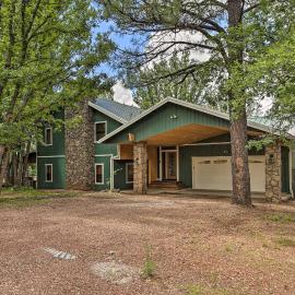 Deck + Yard: Family-Friendly Pinetop Retreat, hotell i Indian Pine