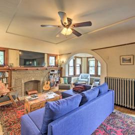 Chic Milwaukee Apartment in Hip Neighborhood!, hotel in Milwaukee