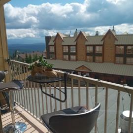 Village Center 2 bedroom Condo, hotel din Big White