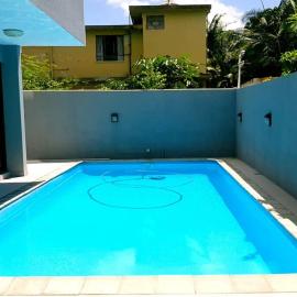 3 bedroom Apt with private Jacuzzi and heated Pool, Hotel in Trianon