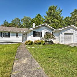 Oak Ridge Retreat w/ Porch < 1 Mi to Downtown