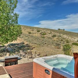 Exquisite Log Home with Lander Valley Views!, hotel i Lander