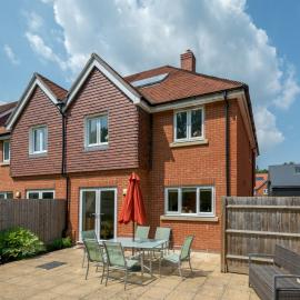 Cheerful 2-Bedroom house with Private parking - Pass the Keys