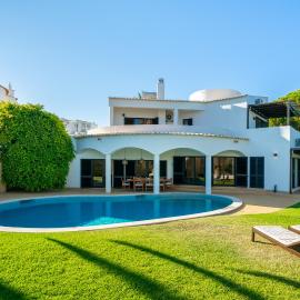 Luxury Private Family Villa with Pool AC & Parking, hotel in Portimão