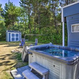 Coastal PNW Gem w/ Hot Tub - Walk to Beach!