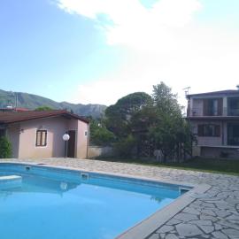 Villa Marinos - συγκρότημα με πισίνα, γήπεδο, τζακούζι, μπαρ, ψησταριά, hotel in Kamena Vourla