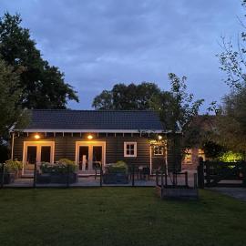 Flora’s B&B, hotel a Landsmeer