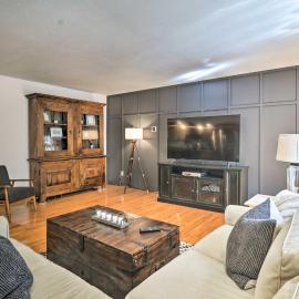 Upscale Family Cottage < 1 Mi to Higgins Lake、Roscommonのホテル