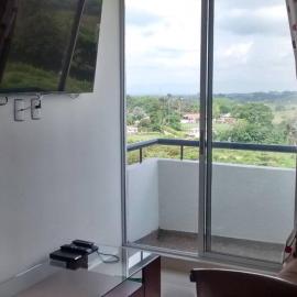Apartamento Amoblado 3 hab 2 baños con excelente vista montañas cafeteras acogedor ambiente familiar, piscinas niños adultos, parqueadero, BBQ y ascensor con muy buena iluminación natural, hotelli kohteessa Hojas Anchas