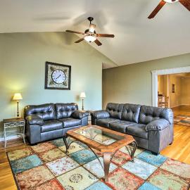 2-Tier Deck & Boat Parking: Lake Hamilton Home