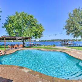 Spacious Granbury Home w/ Lakefront Outdoor Oasis!, מלון בגרנברי