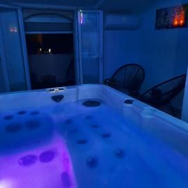 Maison avec jacuzzi, Hotel in Saint-Mitre-les-Remparts
