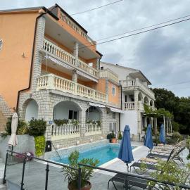 Apartments Martic Janja, hotell sihtkohas Dramalj